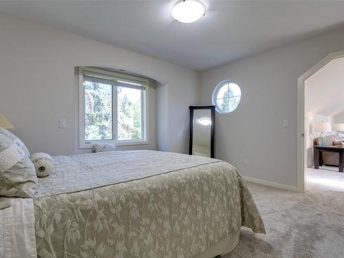 858 Woodhaven Place, Kelowna, BC - Indoor Photo Showing Bedroom