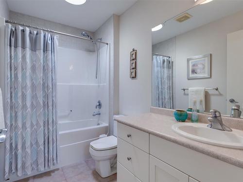 858 Woodhaven Place, Kelowna, BC - Indoor Photo Showing Bathroom