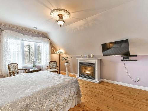 Chambre Ã  coucher principale - 110  - 112 Rue Principale, Saint-Sauveur, QC - Indoor Photo Showing Bedroom With Fireplace