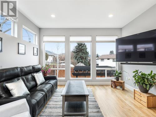 4204 14 Avenue, Vernon, BC - Indoor Photo Showing Living Room