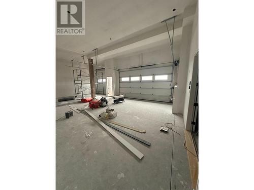 1276 Nishi Court, Kelowna, BC - Indoor Photo Showing Garage