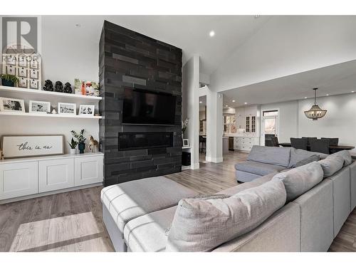 2460 Tallus Heights Drive, West Kelowna, BC - Indoor Photo Showing Living Room