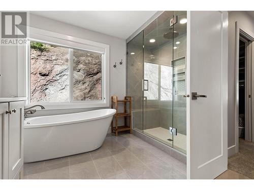2460 Tallus Heights Drive, West Kelowna, BC - Indoor Photo Showing Bathroom