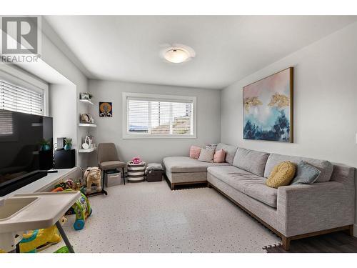 2460 Tallus Heights Drive, West Kelowna, BC - Indoor Photo Showing Living Room