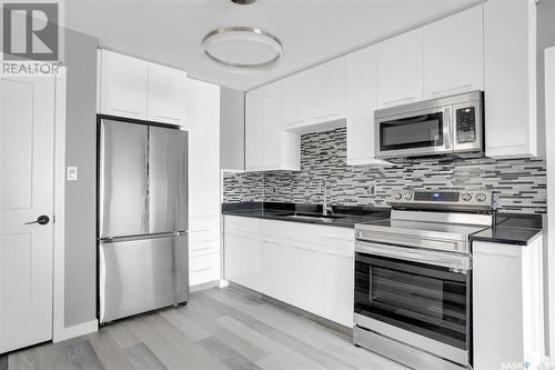2054 Reynolds Street, Regina, SK - Indoor Photo Showing Kitchen With Stainless Steel Kitchen With Upgraded Kitchen