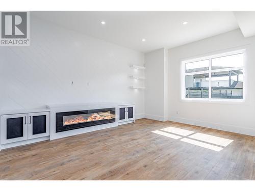 1948 Hemmerling Court, Kelowna, BC - Indoor With Fireplace