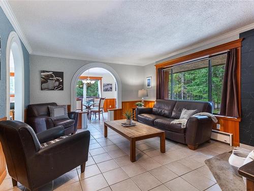 4775 Anderson Ave, Bowser, BC - Indoor Photo Showing Living Room