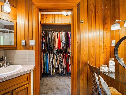 4775 Anderson Ave, Bowser, BC - Indoor Photo Showing Bathroom