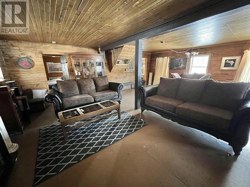 9990 Kishkan Road, Quesnel, BC - Indoor Photo Showing Living Room