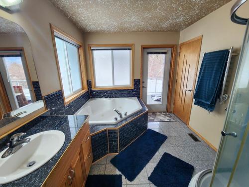 3637 Broadwater Rd, Robson, BC - Indoor Photo Showing Bathroom