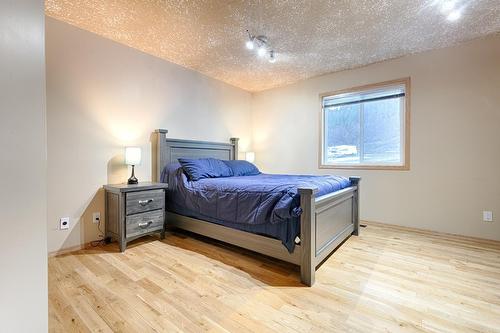 3637 Broadwater Rd, Robson, BC - Indoor Photo Showing Bedroom
