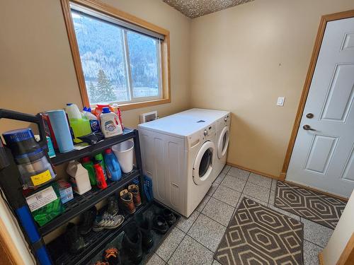 3637 Broadwater Rd, Robson, BC - Indoor Photo Showing Laundry Room