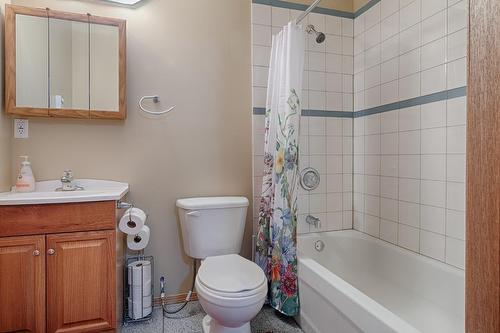 3637 Broadwater Rd, Robson, BC - Indoor Photo Showing Bathroom