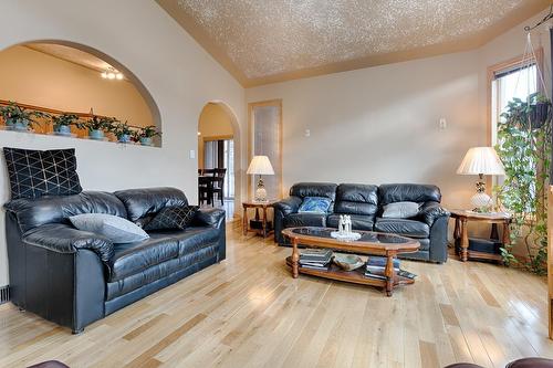 3637 Broadwater Rd, Robson, BC - Indoor Photo Showing Living Room