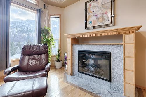 3637 Broadwater Rd, Robson, BC - Indoor Photo Showing Living Room With Fireplace