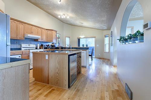 3637 Broadwater Rd, Robson, BC - Indoor Photo Showing Kitchen
