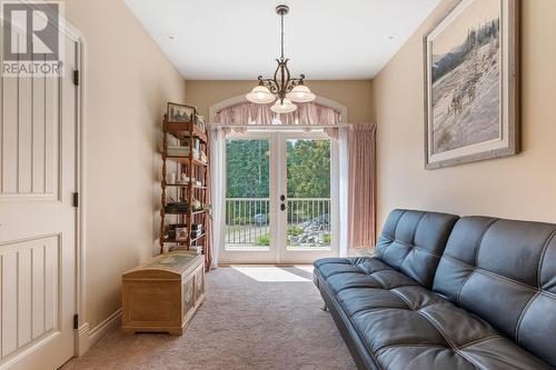 1480 Nighthawk  Drive, Castlegar, BC - Indoor Photo Showing Living Room