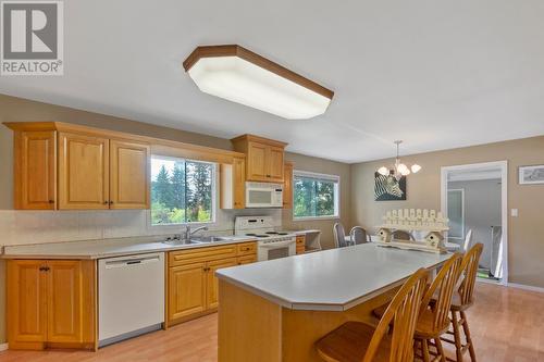 1480 Nighthawk  Drive, Castlegar, BC - Indoor Photo Showing Kitchen With Double Sink