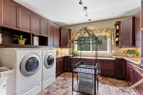 1480 Nighthawk Drive, Castlegar, BC - Indoor Photo Showing Laundry Room
