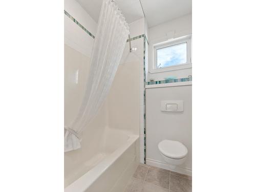 1480 Nighthawk Drive, Castlegar, BC - Indoor Photo Showing Bathroom