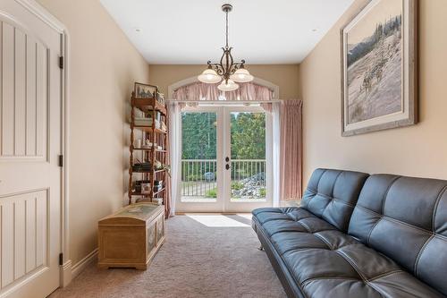 1480 Nighthawk Drive, Castlegar, BC - Indoor Photo Showing Living Room