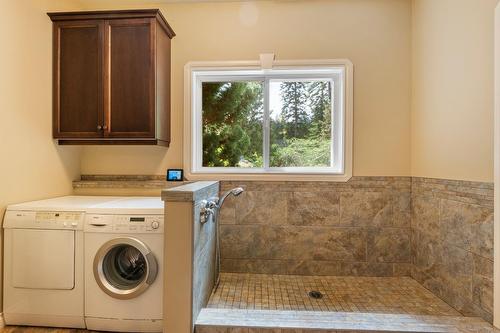 1480 Nighthawk Drive, Castlegar, BC - Indoor Photo Showing Laundry Room