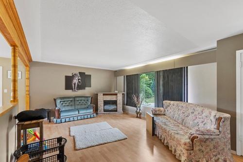 1480 Nighthawk Drive, Castlegar, BC - Indoor Photo Showing Living Room With Fireplace