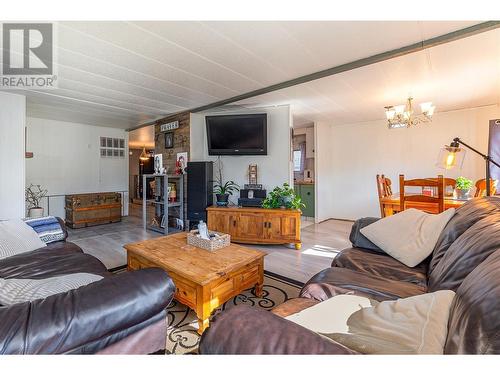 1209 Shuswap Avenue, Sicamous, BC - Indoor Photo Showing Living Room