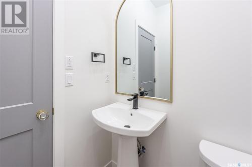 803A 2Nd Street E, Saskatoon, SK - Indoor Photo Showing Bathroom