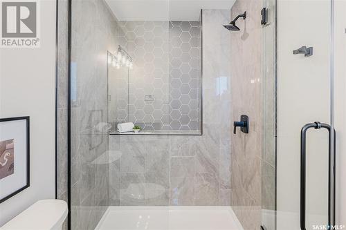 803B 2Nd Street E, Saskatoon, SK - Indoor Photo Showing Bathroom