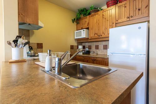308 - 2080 Summit Drive, Panorama, BC - Indoor Photo Showing Kitchen