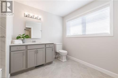 2375 3Rd Avenue E, Owen Sound, ON - Indoor Photo Showing Bathroom
