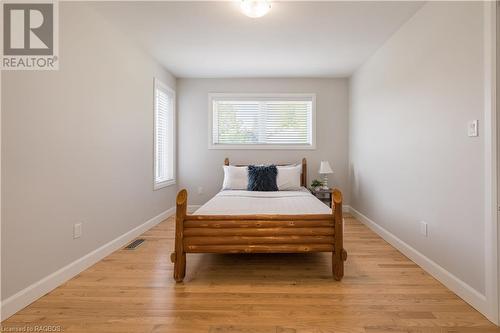 2375 3Rd Avenue E, Owen Sound, ON - Indoor Photo Showing Bedroom