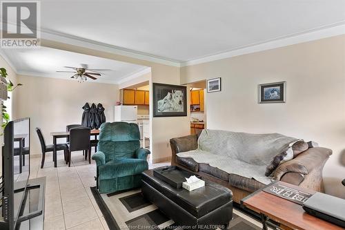 7555 Wyandotte East, Windsor, ON - Indoor Photo Showing Living Room