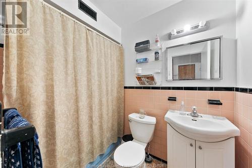 7555 Wyandotte East, Windsor, ON - Indoor Photo Showing Bathroom