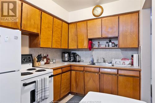 7555 Wyandotte East, Windsor, ON - Indoor Photo Showing Kitchen