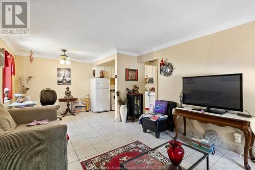 7555 Wyandotte East, Windsor, ON - Indoor Photo Showing Living Room