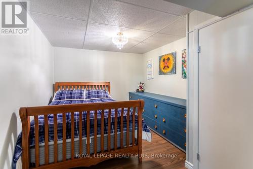 435 Parkside Dr, Hamilton, ON - Indoor Photo Showing Bedroom