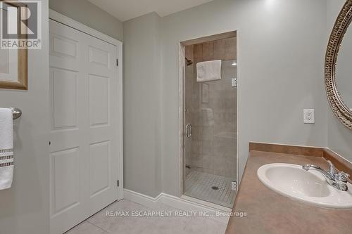 #411 -399 Elizabeth St, Burlington, ON - Indoor Photo Showing Bathroom
