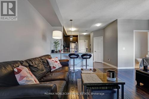 #907 -7730 Kipling Ave, Vaughan, ON - Indoor Photo Showing Living Room