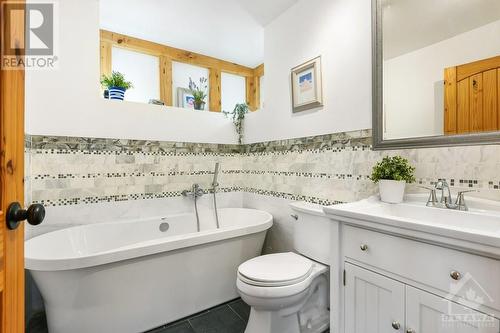 4028 Vaughan Side Road, Carp, ON - Indoor Photo Showing Bathroom