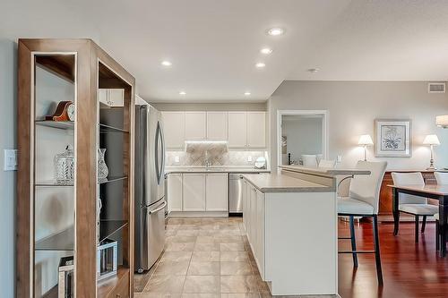 399 Elizabeth Street|Unit #411, Burlington, ON - Indoor Photo Showing Kitchen With Upgraded Kitchen