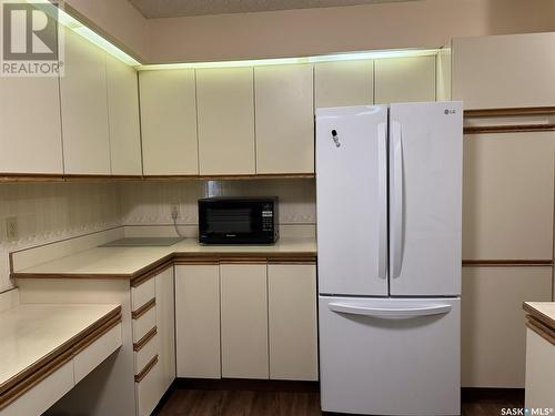 202 250 Athabasca Street E, Moose Jaw, SK - Indoor Photo Showing Kitchen