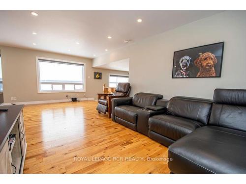 2021 Pigeon Lake Rd, Kawartha Lakes, ON - Indoor Photo Showing Living Room