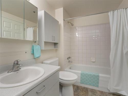 307-2900 Orillia St, Saanich, BC - Indoor Photo Showing Bathroom