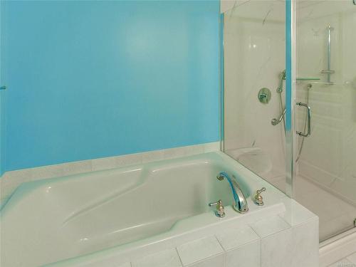 802-75 Songhees Rd, Victoria, BC - Indoor Photo Showing Bathroom