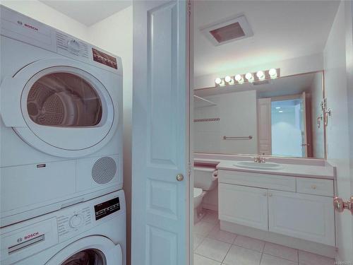802-75 Songhees Rd, Victoria, BC - Indoor Photo Showing Laundry Room