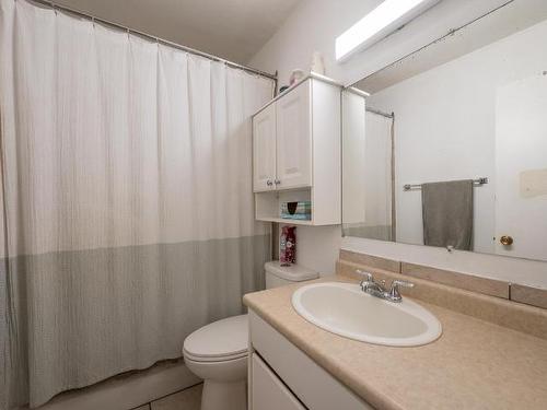 666/668 Reemon Drive, Kamloops, BC - Indoor Photo Showing Bathroom