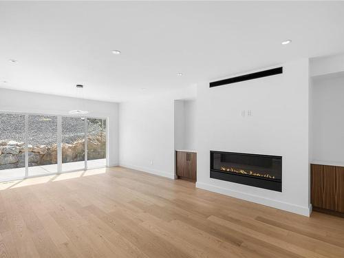 122 Bray Rd, Nanaimo, BC - Indoor Photo Showing Living Room With Fireplace