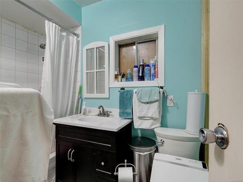 730 Snowdrop Ave, Saanich, BC - Indoor Photo Showing Bathroom